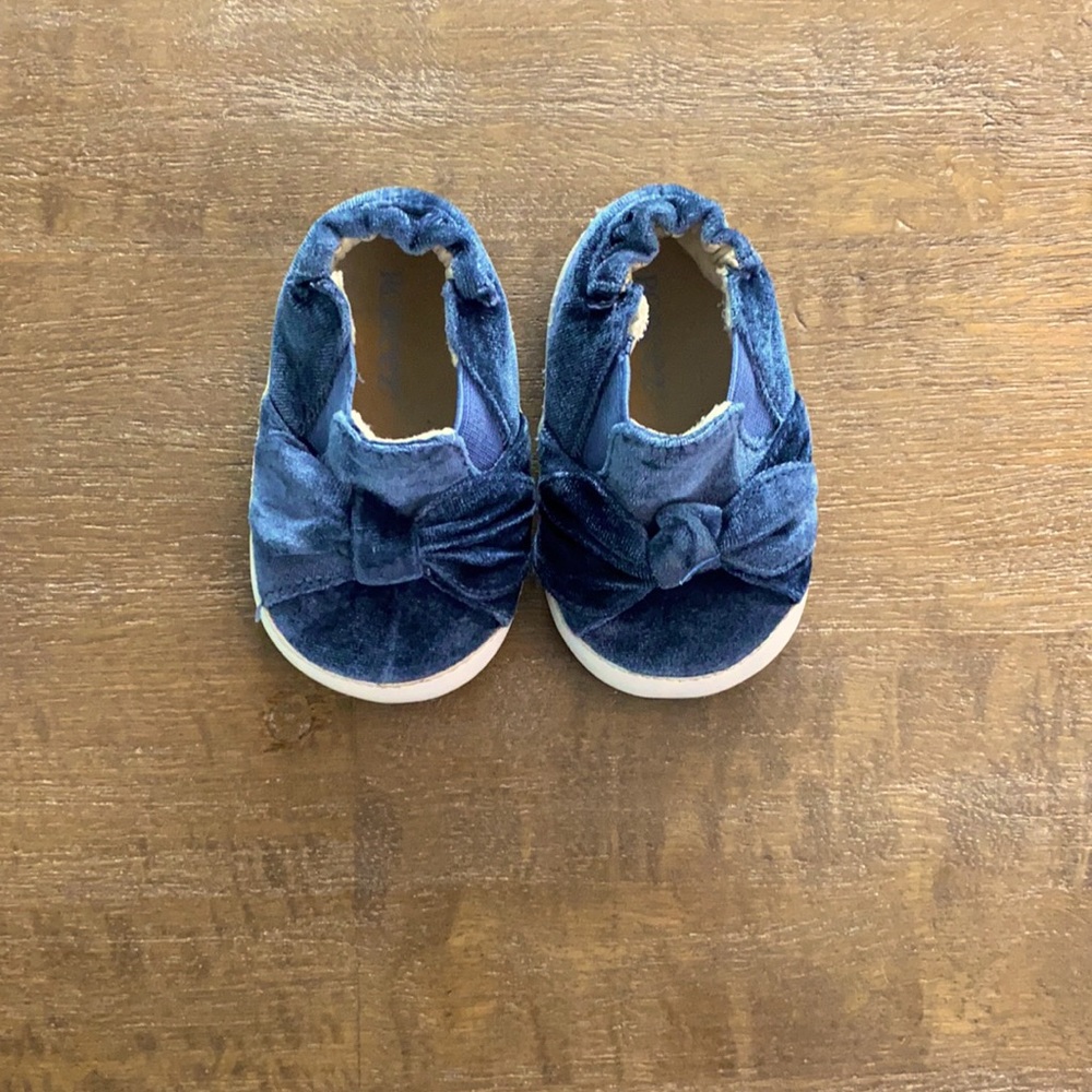 Robeez Bella’s Bow Blue Velvet mini shoez, 6-9 months